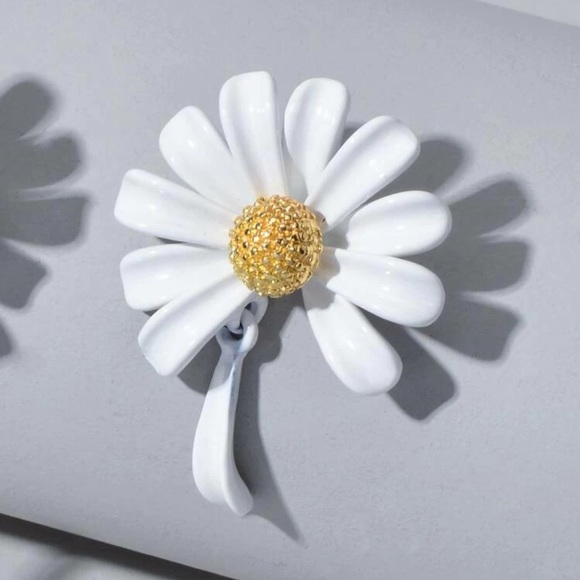 Daisy Bloom Mismatched Drop Stud Earrings - Picture 7 of 16